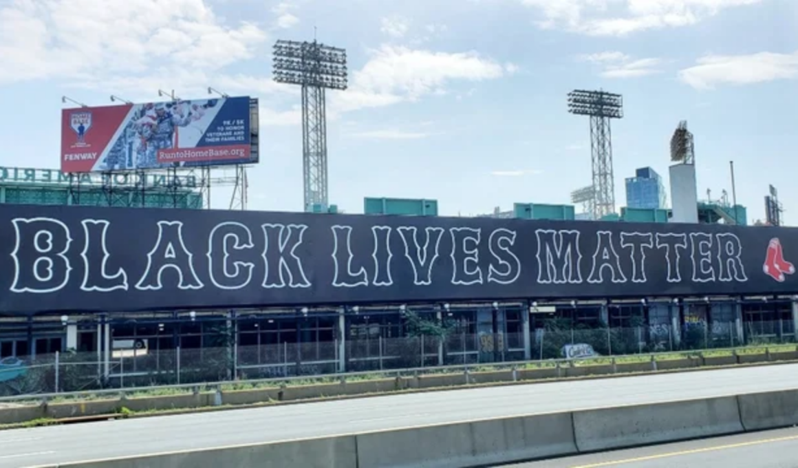 Les Red Sox de Boston dévoilent un panneau d'affichage Black Lives Matter de 76 mètres à côté du “Fenway Park”