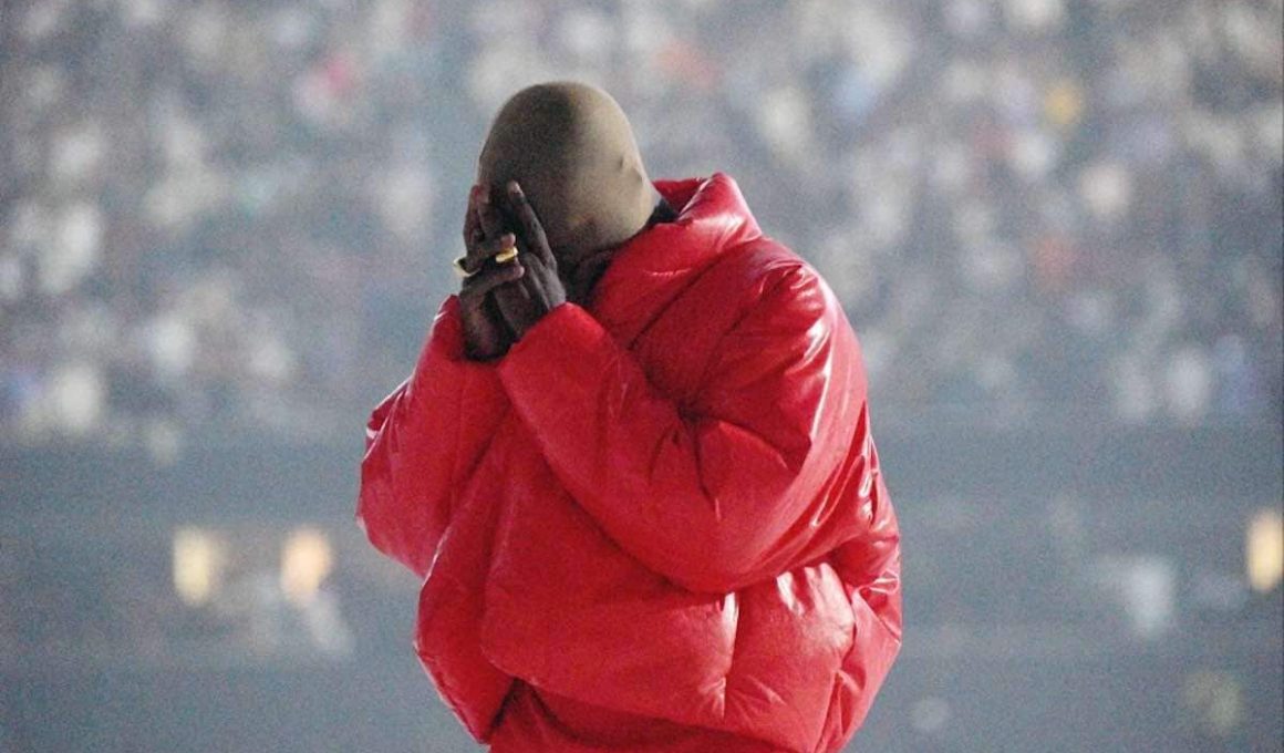 Kanye West portait un masque en bas de laine alors qu'elle pleurait son divorce lors du lancement de son album excentrique Crédit : Getty