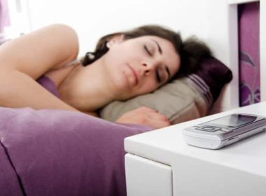 Débarrassez-vous de votre téléphone pour dormir, c’est dangereux !